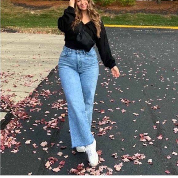 Women's Mid-Rise Super Wide Leg Jeans - Universal Thread™ light Wash new 🆕 - Picture 2 of 10